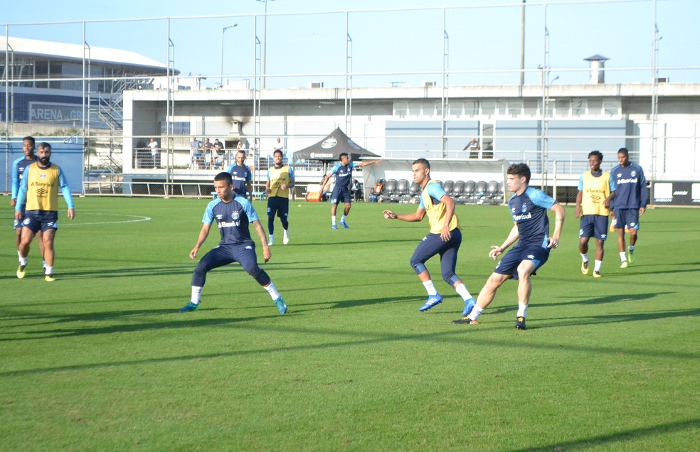 Alisson (de colete) treinou com a maioria dos principais reservas (Foto: Beto Azambuja / GloboEsporte.com)