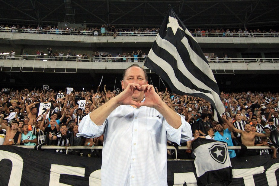 John Textor comemorou a vitória do Botafogo sobre o Santos
