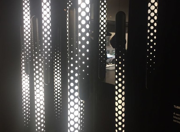 Nas versões de chão e pendente, a luminária Tube é uma das novidades de Tom Dixon. O cilindro de alumínio anodizado tem pequenos buracos em seu corpo, que permitem a passagem de luz (Foto: Thaís Lauton/Editora Globo)