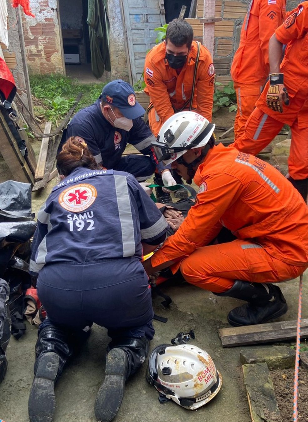 Bombeiros durante resgate de homem que caiu em cisterna com quase 15 metros de profundidade em Vitória da ConquistaBahia — Foto: Divulgação/Corpo de Bombeiros