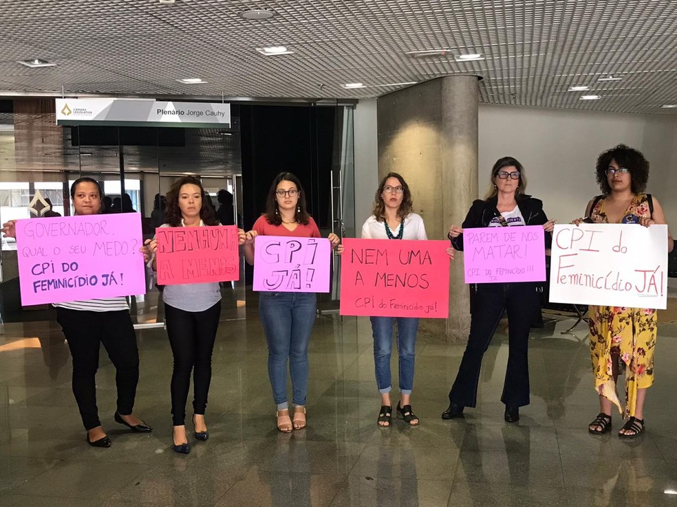Mulheres protestam pela criação da CPI do Feminicídio na CLDF — Foto: Afonso Ferreira/G1