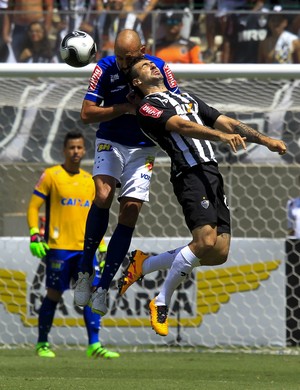 Bruno Rodrigo disputa bola com Lucas Pratto; Atlético-MG x Cruzeiro (Foto: Washington Alves/ Lightpress)