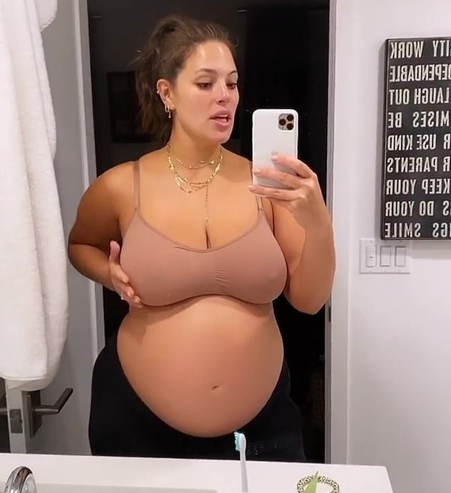 A modelo Ashley Graham, grávida de seu primeiro filho, com o sutiã que ganhou de presente de Kim Kardashian (Foto: Instagram)