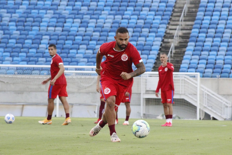 Geovani, reforço apresentado na segunda-feira, deve estrear pelo América-RN nesta quarta-feira — Foto: Canindé Pereira/América FC