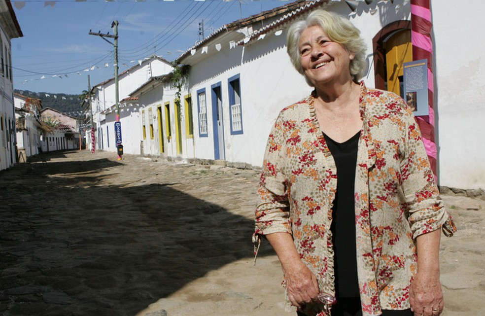 A poeta Adélia Prado durante a Festa Literária Internacional de Paraty (Flip) de 2006, quando promoveu “Quero Minha Mãe” — Foto: Agência Estado