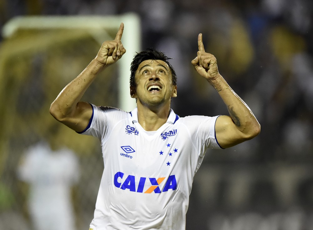 Voltei, p...: após quase um mês, Robinho retorna e marca golaço contra o Vasco