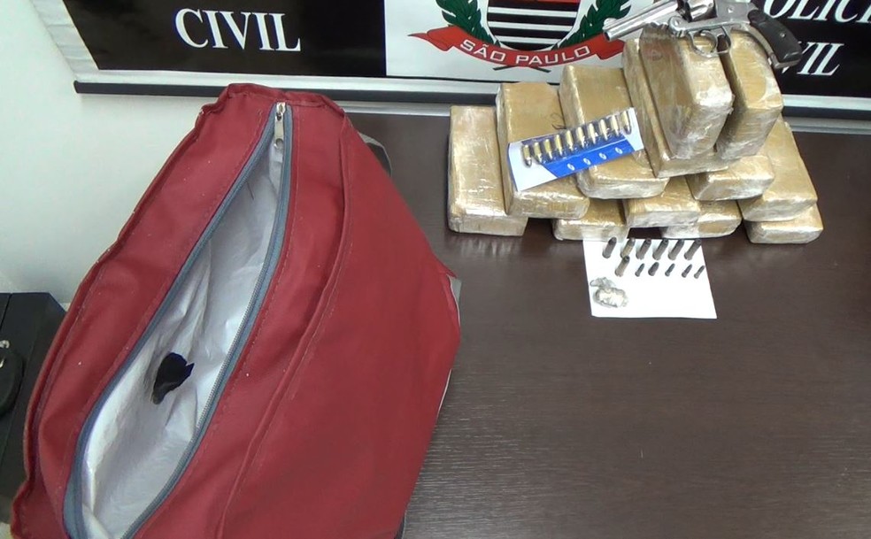 Tijolos de maconha estavam em uma sacola no Jardim Brasília, em Piracicaba (Foto: Arthur Menicucci/G1)