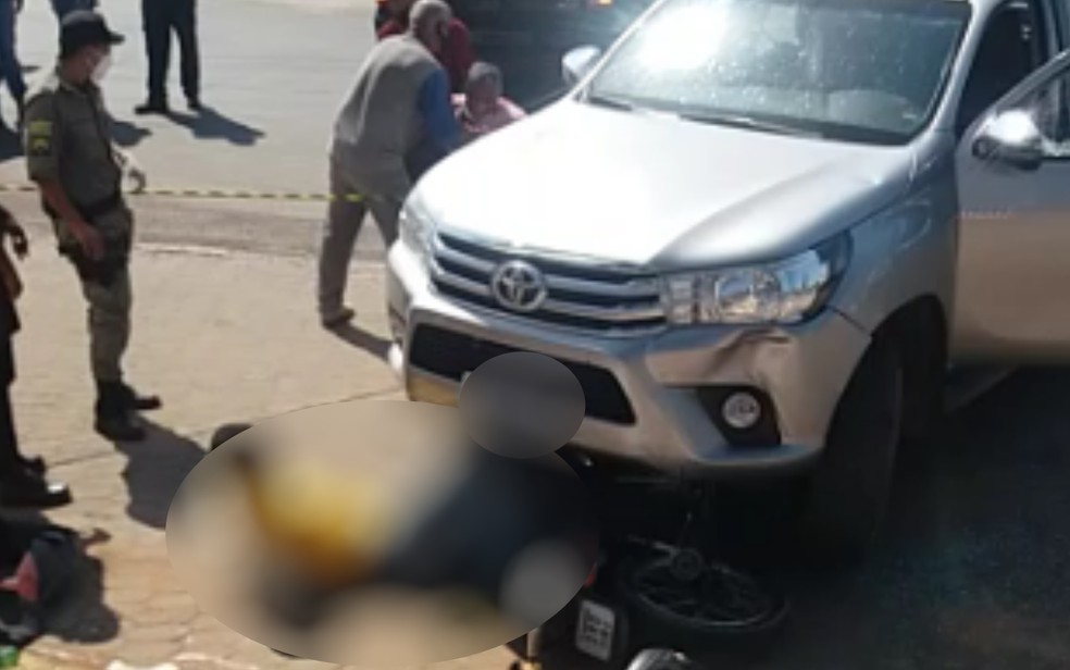 Adolescente foi parar debaixo do carro após ser atropelado, em Campos Belos de Goiás — Foto: Reprodução/TV Anhanguera