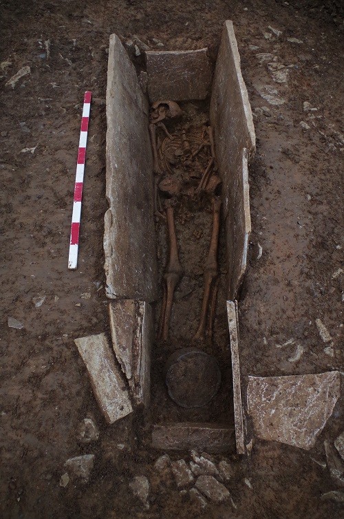 Nos pés desse esqueleto estava uma panela da época que continha traços de frango, indicando que animal fora consumido (Foto: South West Heritage Trust)