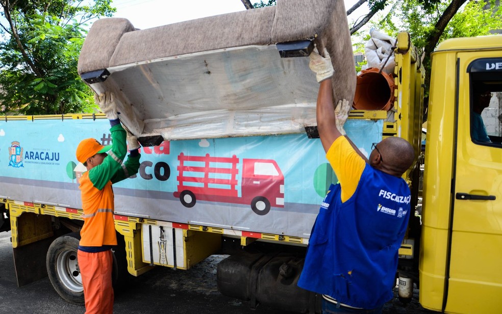 Cata Treco recolhe materiais sem uso em residências de Aracaju — Foto: Felipe Goettenauer/PMA/Divulgação