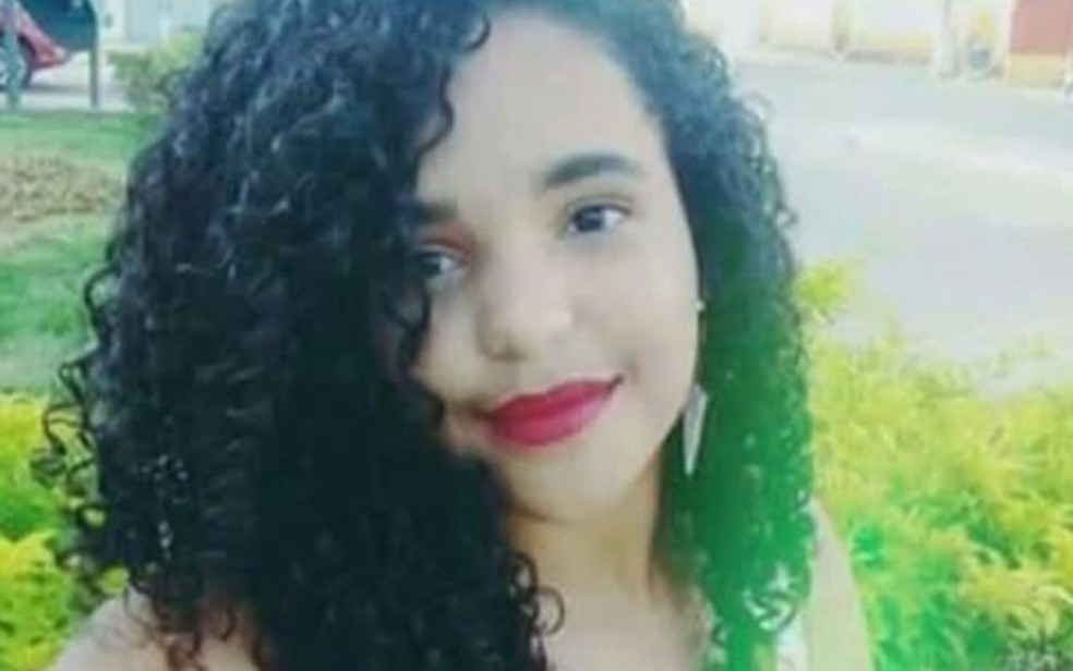 Adolescente é encontrada morta em terreno baldio no norte da Bahia; corpo tinha mais de 30 perfurações — Foto: Reprodução/TV São Francisco