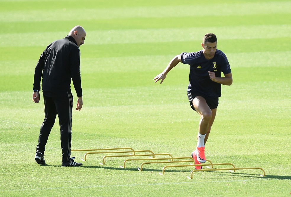 Cristiano Ronaldo faz treino físico na manhã desta segunda — Foto: Massimo Pinca/Reuters