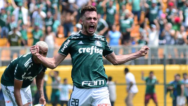 Hyoran comemora o segundo gol do Palmeiras no fim do primeiro tempo