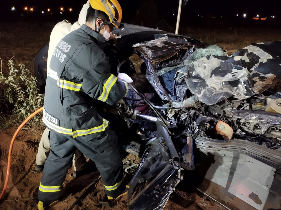 Passageira morre após condutor embriagado colidir com carreta em rodovia de MS — Foto: Corpo de Bombeiros Militar/Divulgação