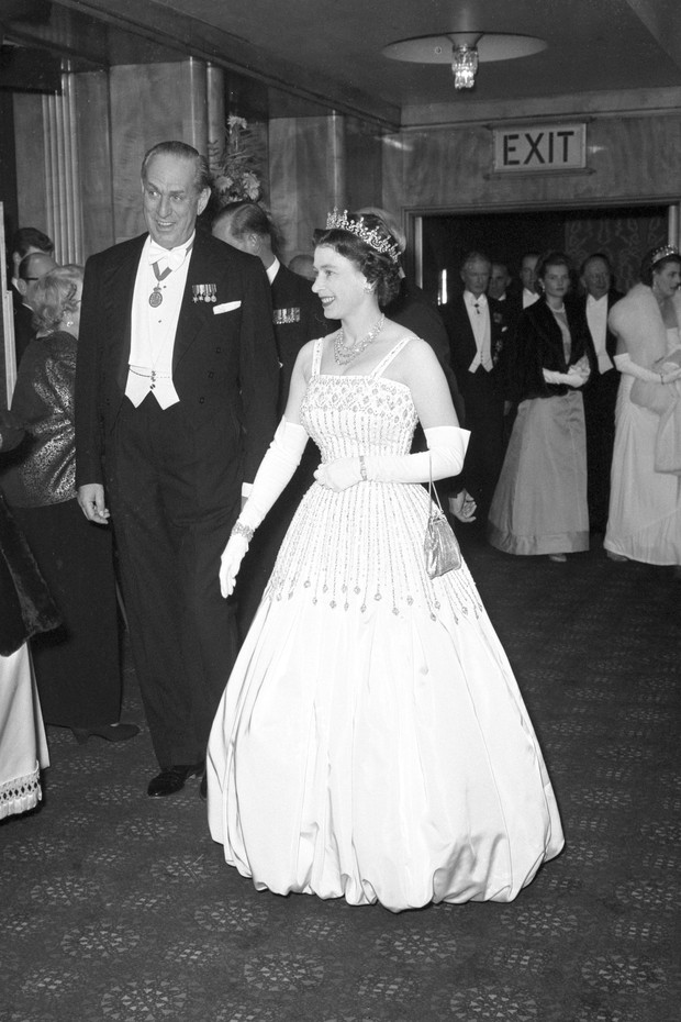Queen Elizabeth II arriving at the Odeon, Leicester Square, London for the world charity premiere of the film 'Lawrence of Arabia'.   (Photo by PA Images via Getty Images) (Foto: PA Images via Getty Images)