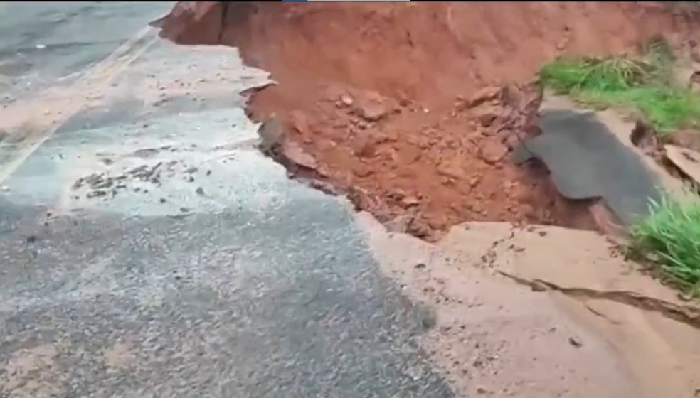 Chuva intensa provoca abertura de cratera em rodovia no extremo sul da Bahia — Foto: Reprodução/Redes Sociais