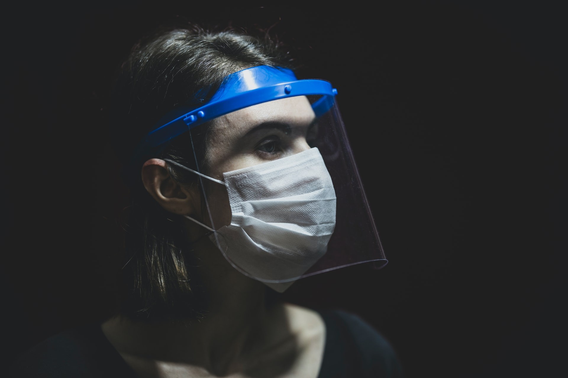 Distanciamento, máscara e proteção ocular são essenciais contra Covid-19 (Foto: engin akyurt/Unsplash)