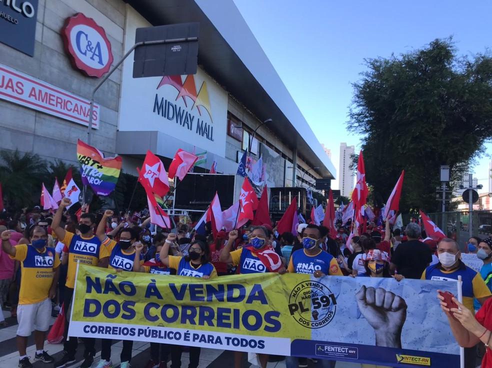 Em Natal, manifestantes protestaram contra o presidente Jair Bolsonaro — Foto: Geraldo Jerônimo/Inter TV Cabugi