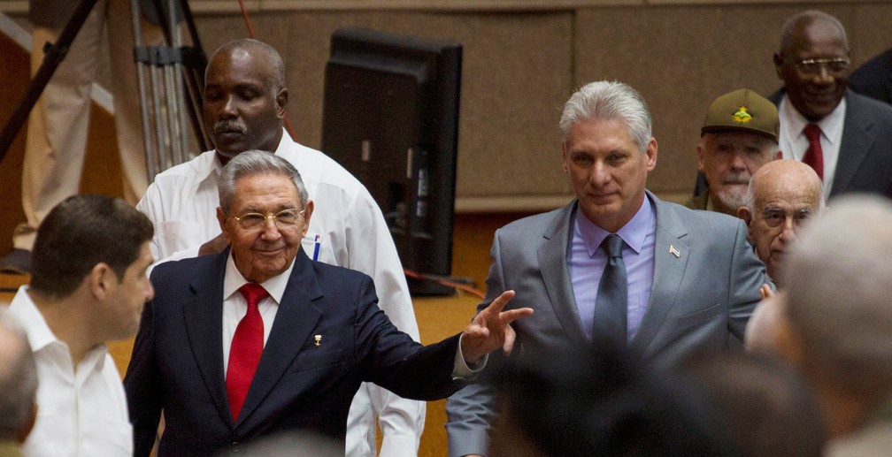 Raúl Castro e seu provável sucessor Miguel Díaz-Canel em 18 de abril de 2018 (Foto: rene Perez/Courtesy of Cubadebate/Handout via Reuters)