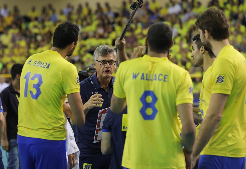 Renan Dal Zotto orienta seleÃ§Ã£o durante etapa brasileira (Foto: DivulgaÃ§Ã£o/FIVB)