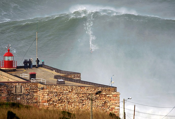 Garrett McNamara surfa onda gigante em Portugal (Foto: Reprodução / Desporto Público)