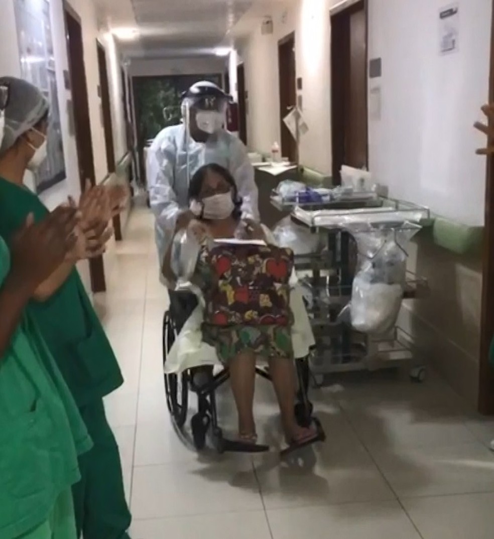 Idosa curada de Covid-19 deixa hospital aplaudida em Vila Velha, no ES  — Foto: Reprodução/TV Gazeta