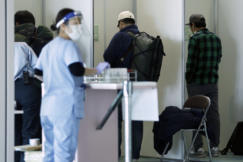 Viajantes de Xangai são testados para Covid-19 em aeroporto no Japão nesta sexta-feira
