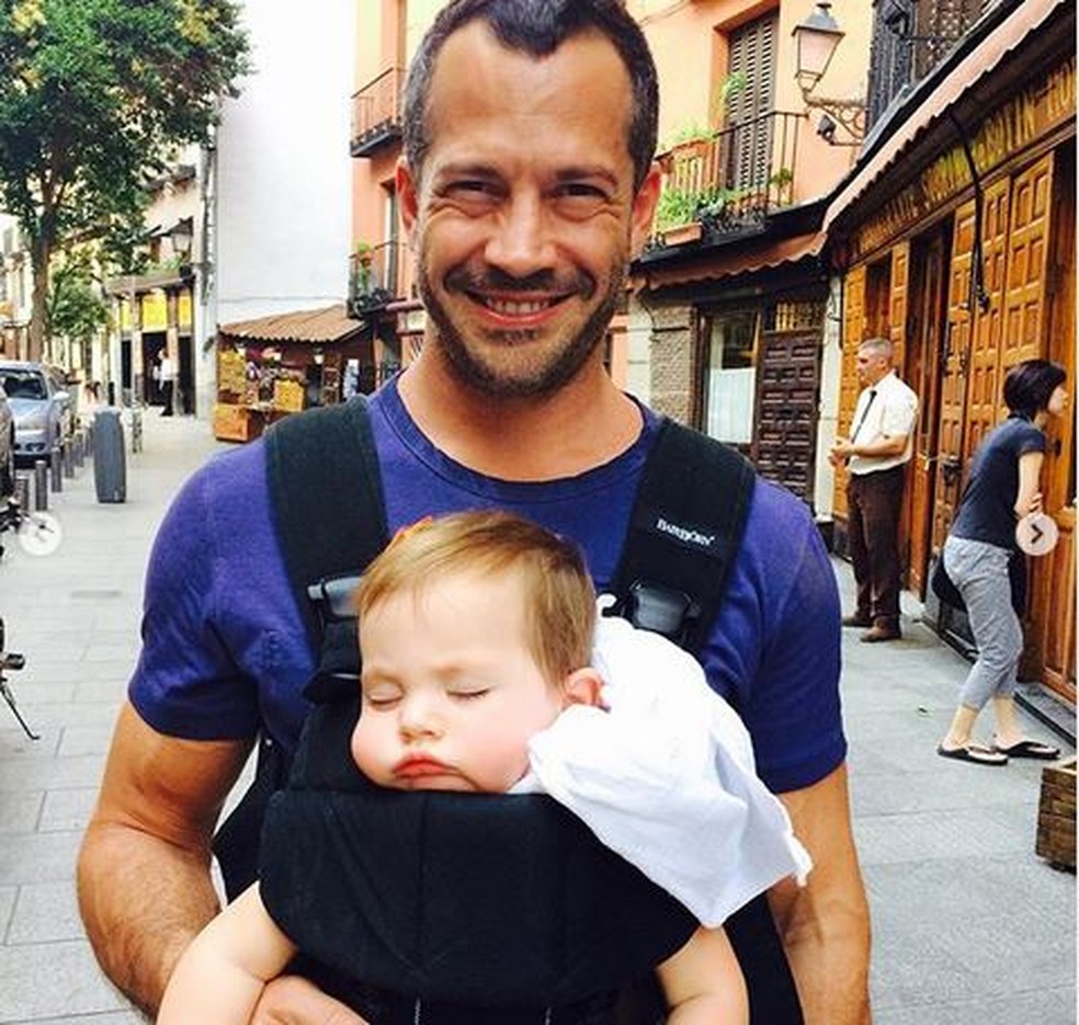 Que amor! Malvino carrega a fofa Ayra durante passeio de férias — Foto: Reprodução/Instagram