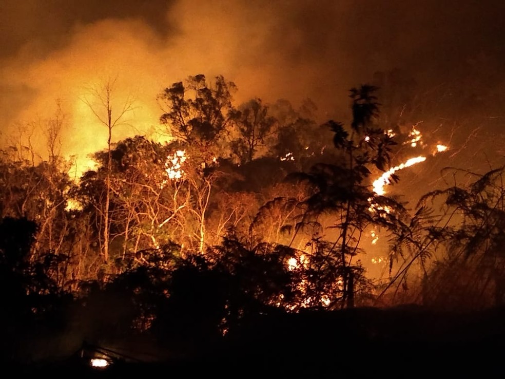 Incêndio mobiliza bombeiros na Serra da Bocaina em SP. — Foto: Cleusa Colaço / Arquivo Pessoal
