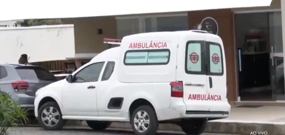Ambulância que prestou atendimento a bebê de 9 meses que morreu em hospital da BA — Foto: Reprodução/TV Santa Cruz