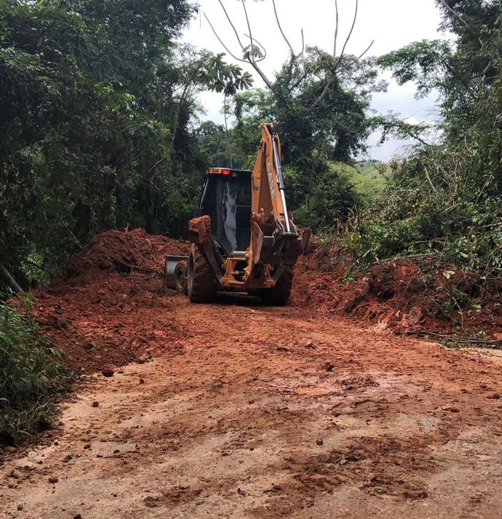 Máquinas de fazenda ajudam a retirar terra da rodovia LMG-871  — Foto: Redes Sociais