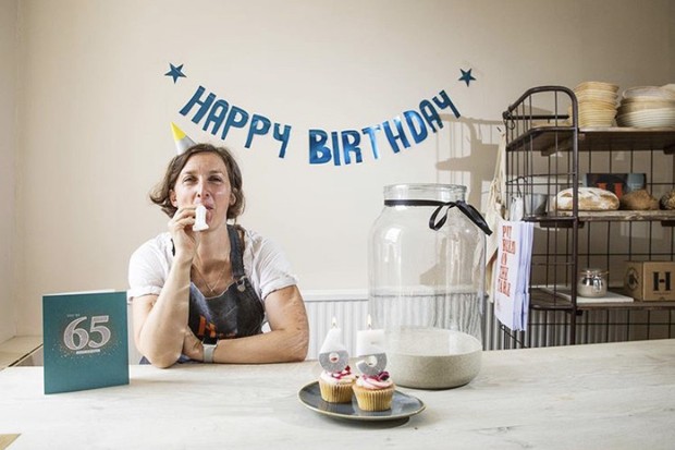 Alice Baker preparou uma festa de 65 anos para o fermento a Hobbs House Bakery (Foto: Reprodução/Instagram)