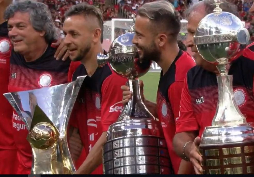 Rafinha e Everton Ribeiro so homenageados no Jogo das Estrelas em 2019 — Foto: Frame