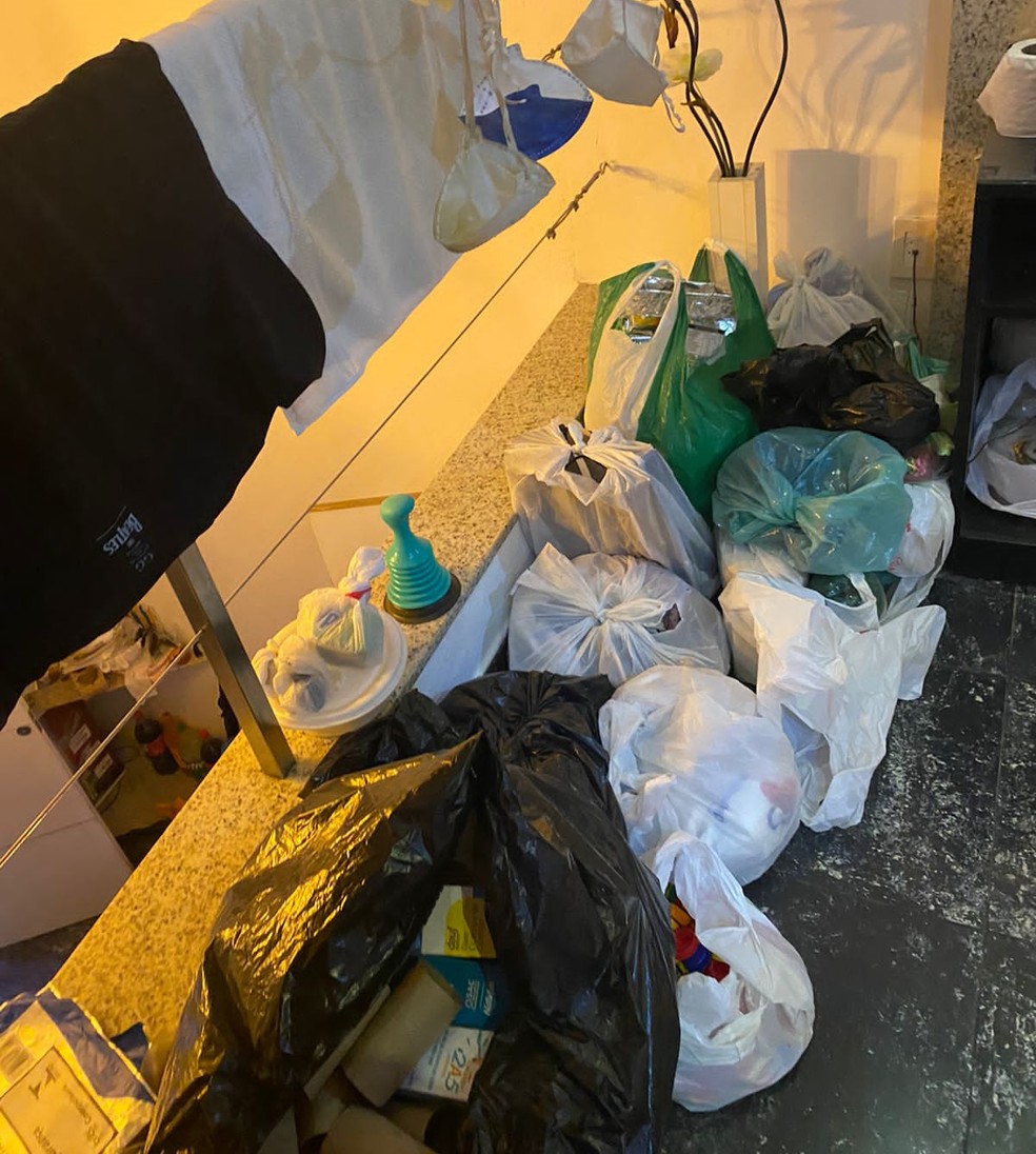 Lixo foi encontrado em quarto de motel onde idosa era mantida em cárcere privado pelo filho  — Foto: Polícia Civil/Divulgação