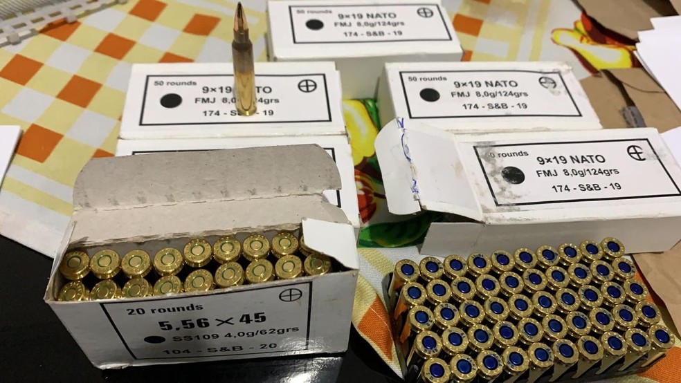Agentes apreenderam munições de grosso calibre ao cumprir mandados — Foto: PF/Divulgação