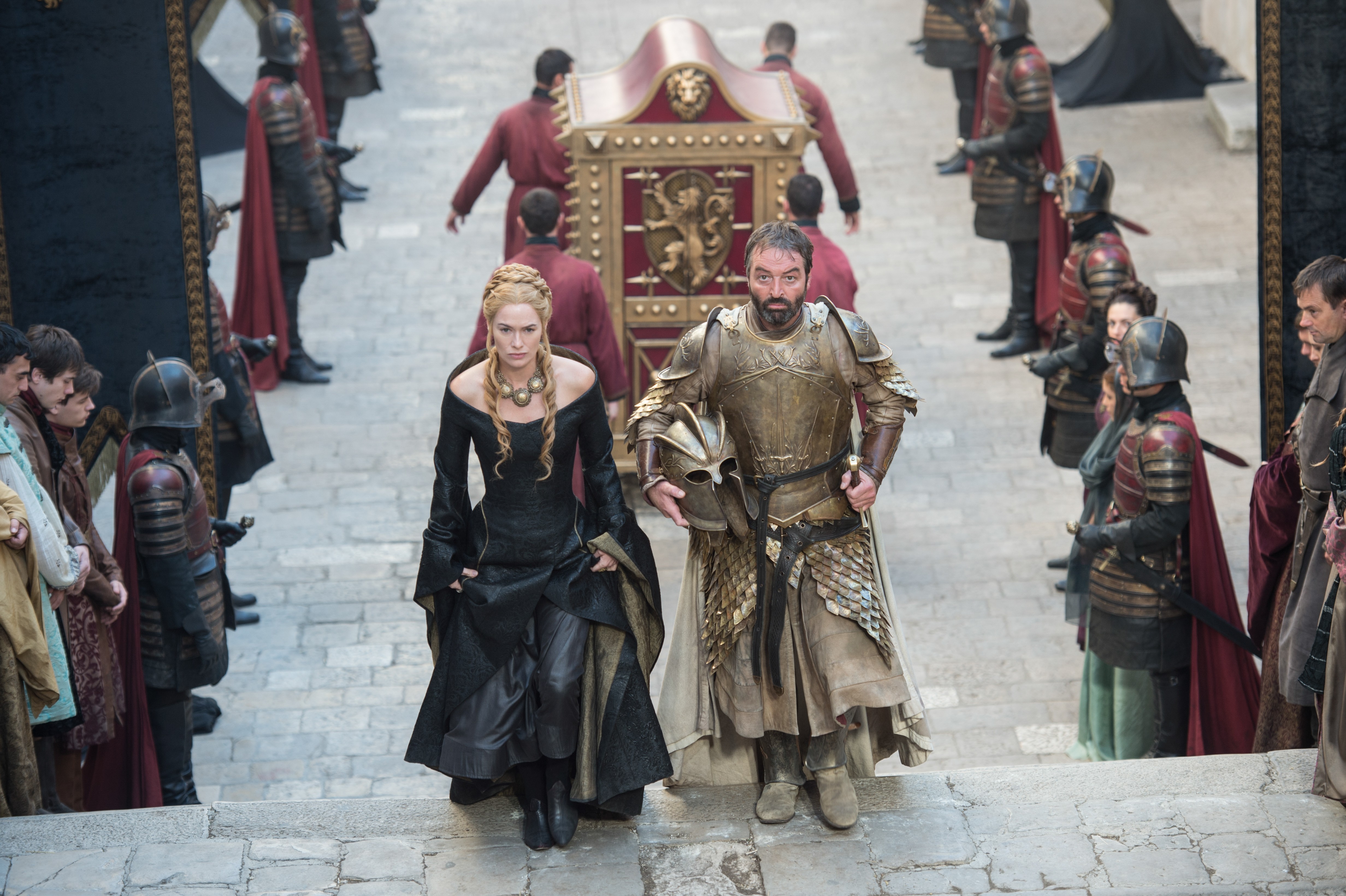 Cersei Lannister a caminho do velório de seu pai: quem ocupará o lugar de Tywin em Porto Real? (Foto: Divulgação/HBO)