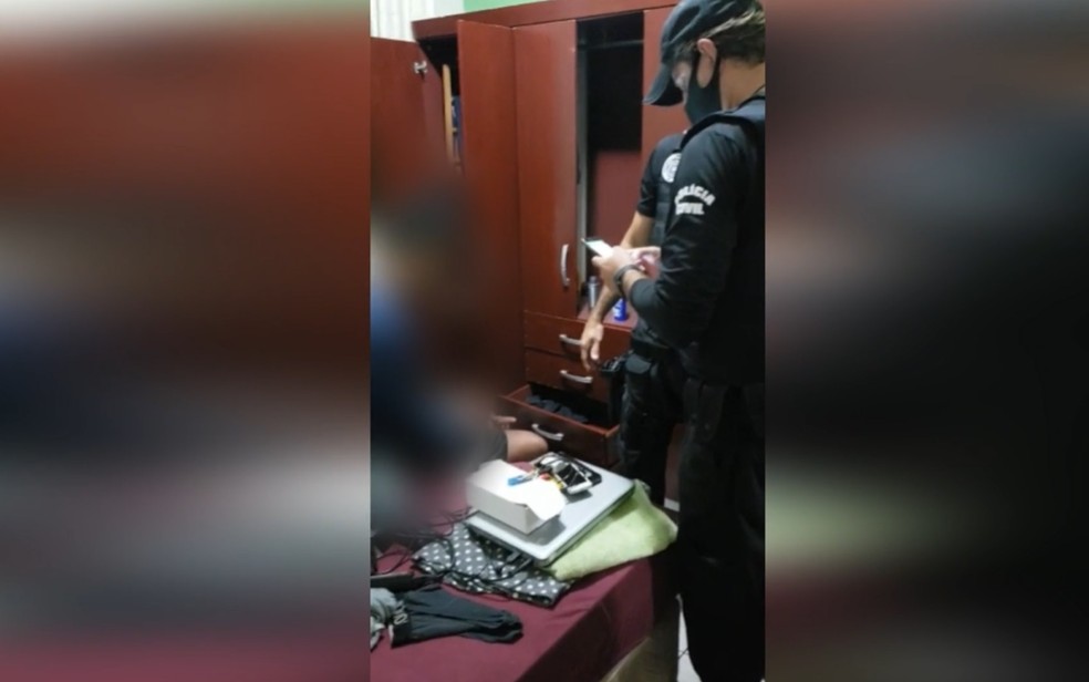 Policiais apreendem computadores e celulares em casas de suspeitos de espalhar fake news em Goiás — Foto: Reprodução/TV Anhanguera