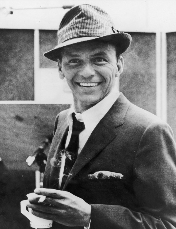 Frank Sinatra durante uma gravação, em foto de 1955 (Foto: Getty Images)