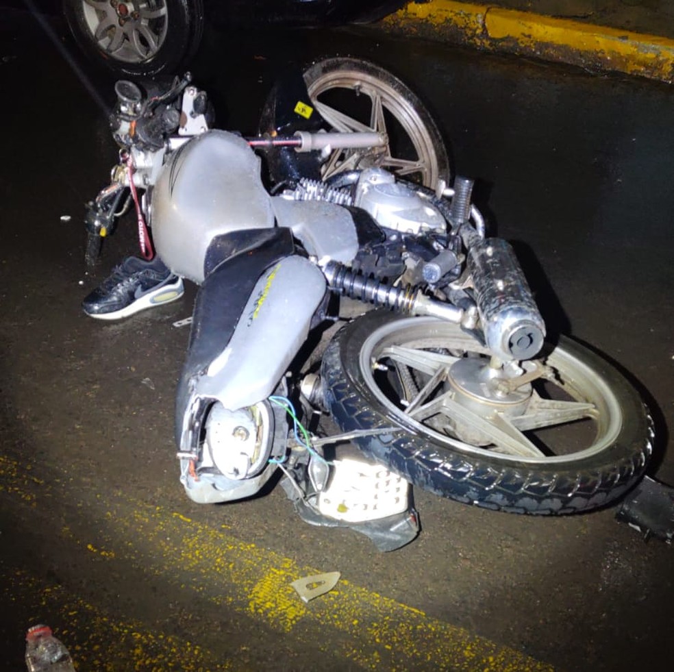 Moto foi arremessada após a colisão e atingiu um segundo carro em Tupã  — Foto: Polícia Militar/ Divulgação