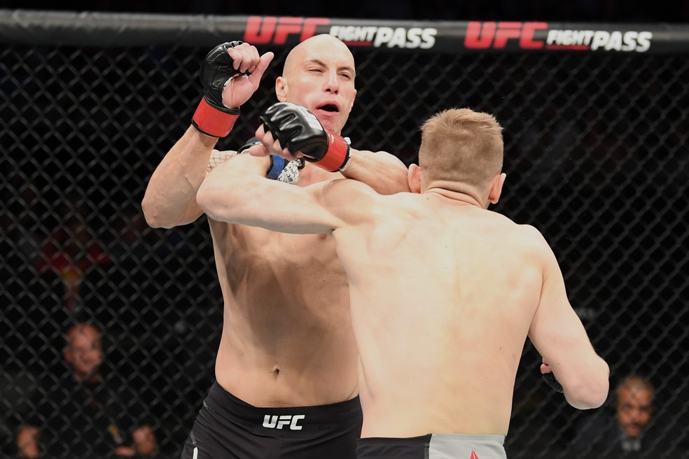 Dan Hooker acerta bomba de esquerda em James Vick no UFC San Antonio â?? Foto: Getty Images