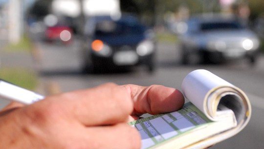 Veja 10 hábitos que geram multa ao volante e contam pontos na CNH