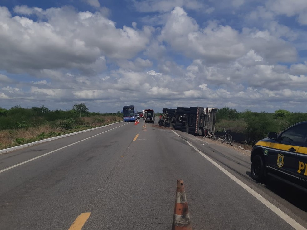 Trânsito foi parcialmente interrompido após caminhão tombar no km 72 da BR-304, em Mossoró, na manhã desta quarta (22) — Foto: Divulgação/PRF