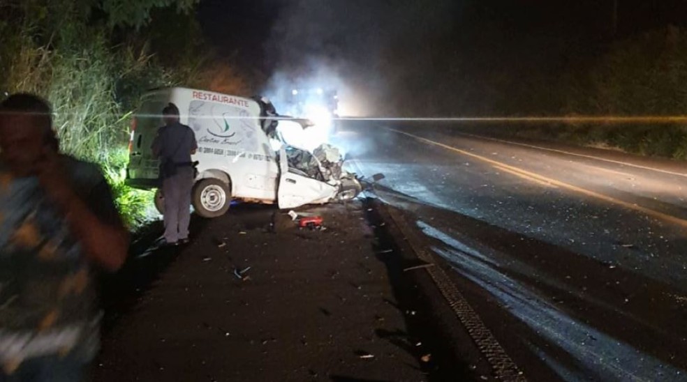 Motorista de furgão morre em acidente com caminhão em Luiz Antônio, SP — Foto: Reprodução/EPTV