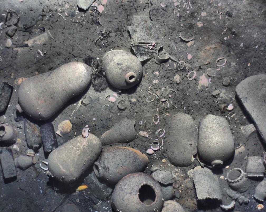 Cermicas e outros objetos que estavam a bordo do San Jos fotografados no fundo do Mar do Caribe (Foto: Associated  Press)