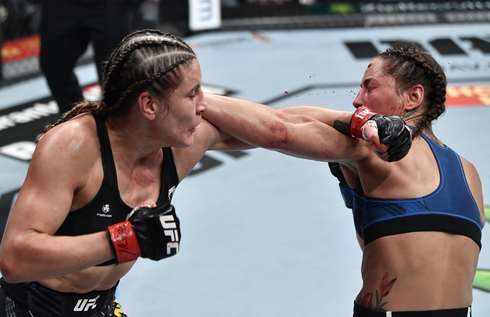 Jennifer Maia venceu uma luta equilibrada com Jessica Eye no UFC 264 — Foto: Getty Images