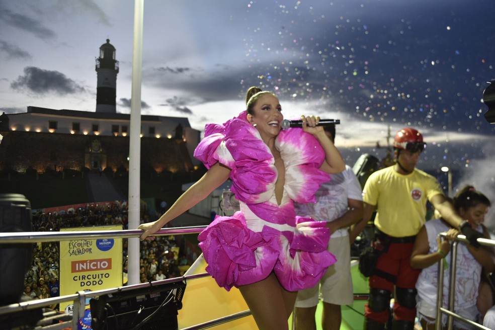 Ivete dá início ao seu show na Barra, no quinto dia de carnaval. — Foto: Elias Dantas/Ag. Haack