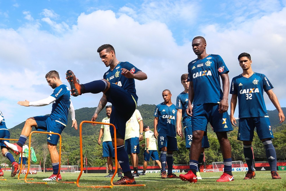 Elenco principal treinou neste sábado. De olho na Libertadores, Fla não tem pressa para a volta do time titular (Foto: Gilvan de Souza)