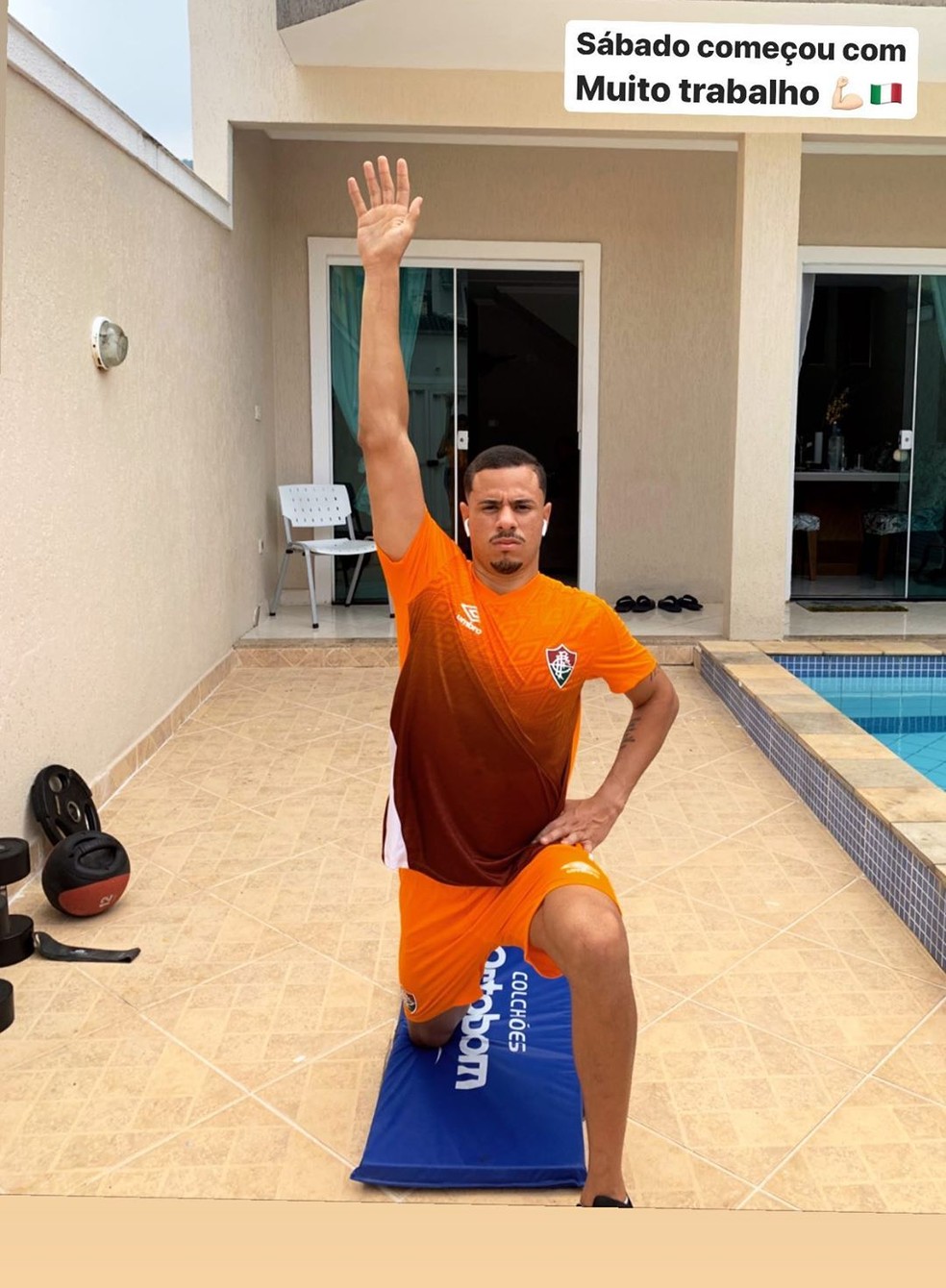 João Lopes mostrou a roupa nova de goleiro da cor laranja — Foto: Divulgação / Instagram