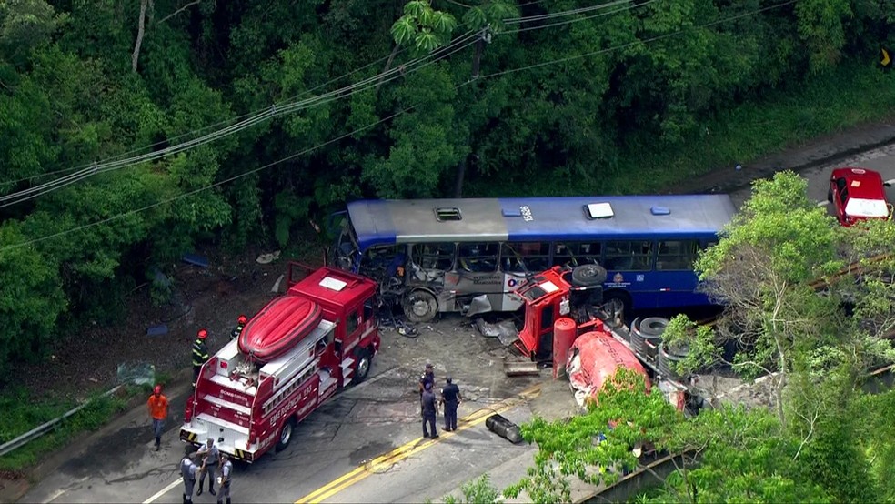 Acidente envolvendo caminhão e ônibus (Foto: Reprodução/TV Globo)