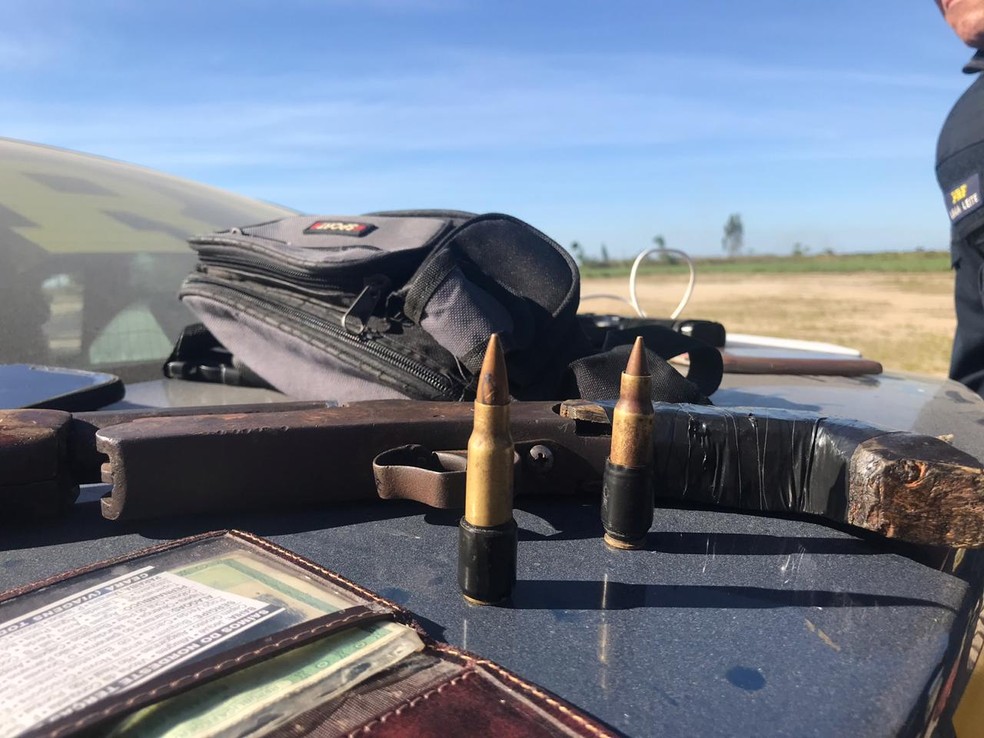 Suspeitos estavam com munição calibre 762 na arma longa, que é própria para fuzis na BR-316, em Pilar, Alagoas — Foto: Divulgação/PRF